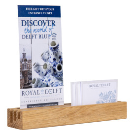 GROOVE Small Eikenhout – Gebruik hem als display voor folders, visitekaartjes, menukaarten etc. 