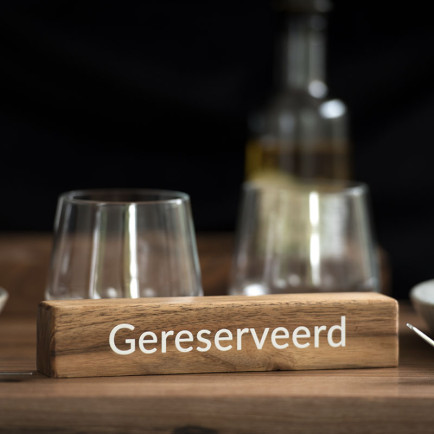 Gereserveerd Bordje Juglann Notenhout - op tafel van restaurant